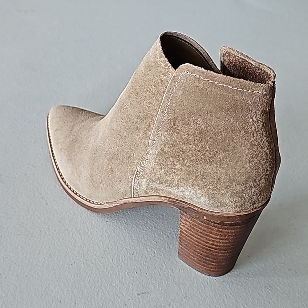 New in Box Dolce Vita Spade Booties in Dune Suede, Size 10